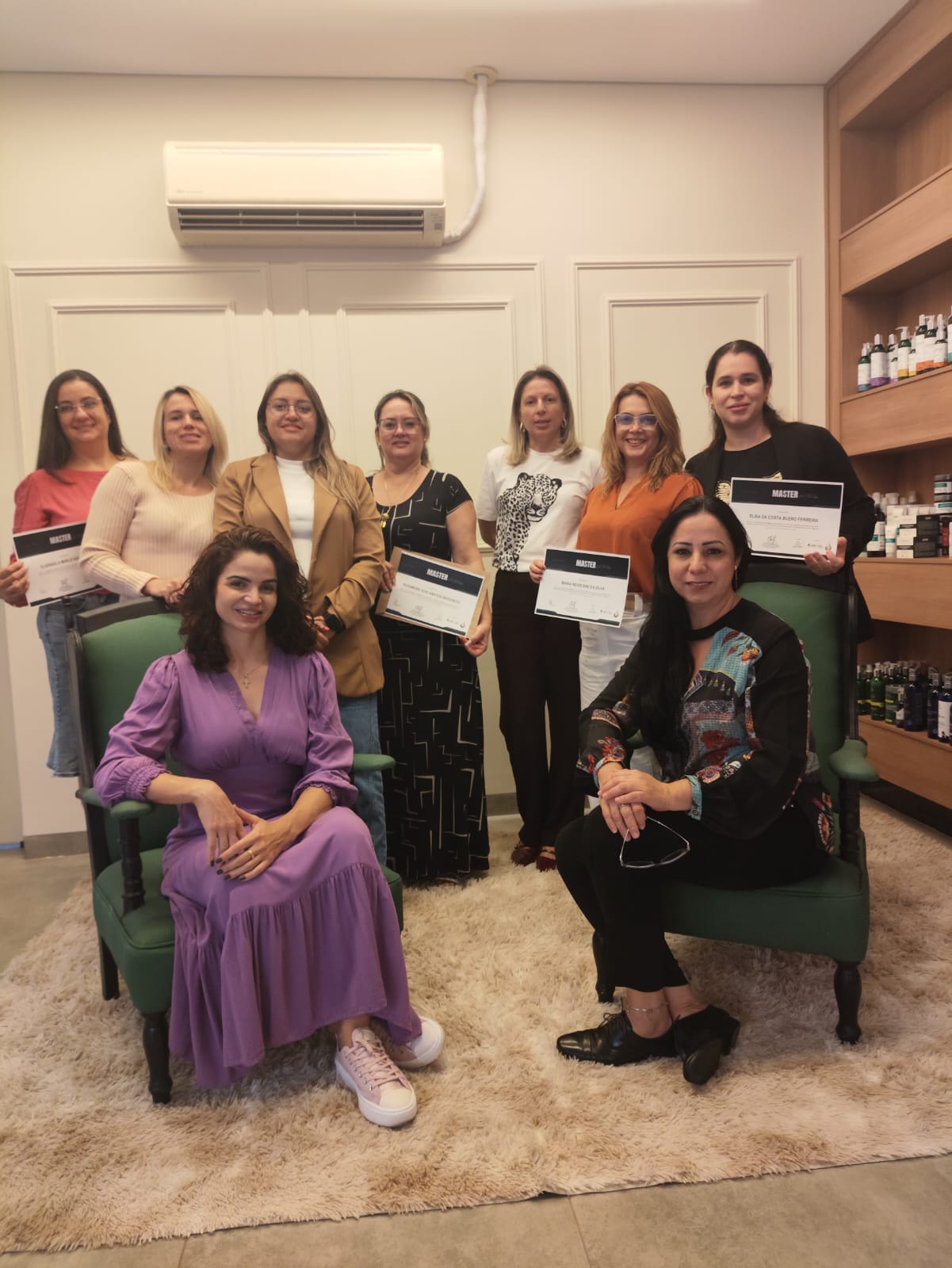 Turma formada em Terapia Capilar com certificação ABT