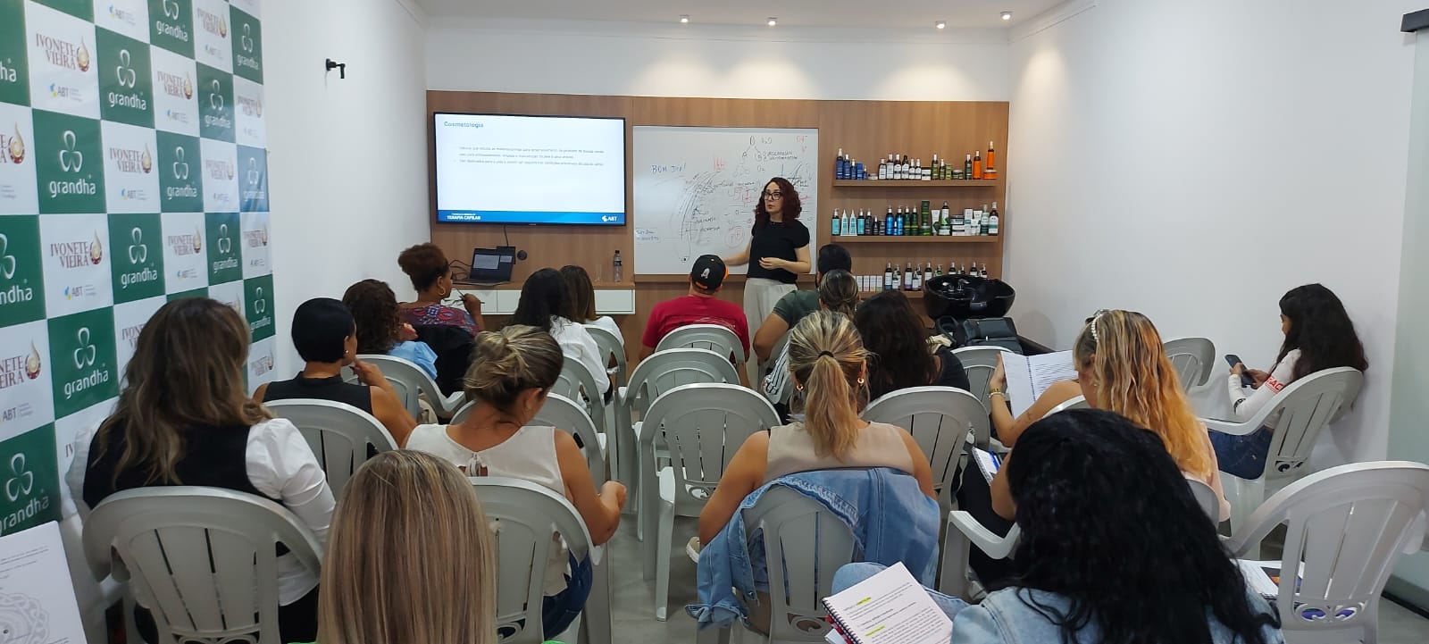 Aula prática de Terapia Capilar no IPATE em Araçatuba